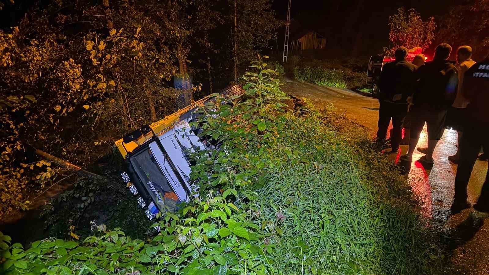 ARTVİN’DE KAMYON DERE YATAĞINA DEVRİLDİ: 1 YARALI