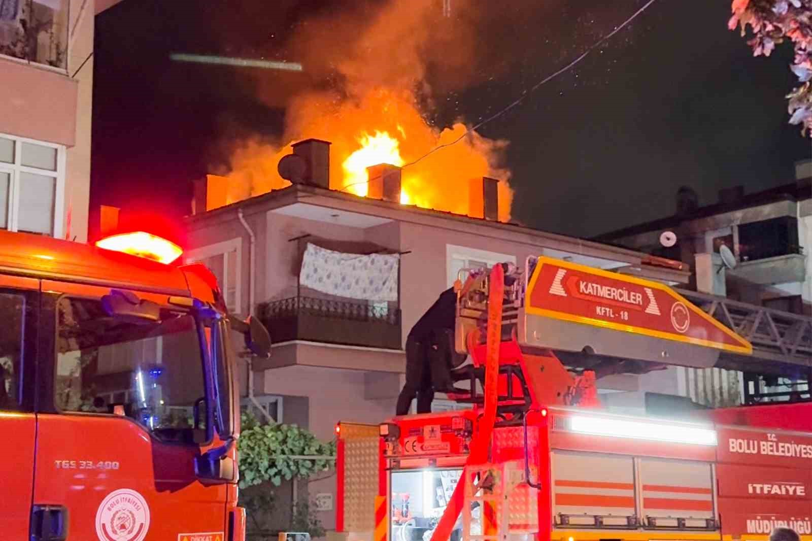 BOLU’DA 3 KATLI EVİN ÇATISI ALEV ALEV YANDI: MAHALLELİ SOKAĞA DÖKÜLDÜ