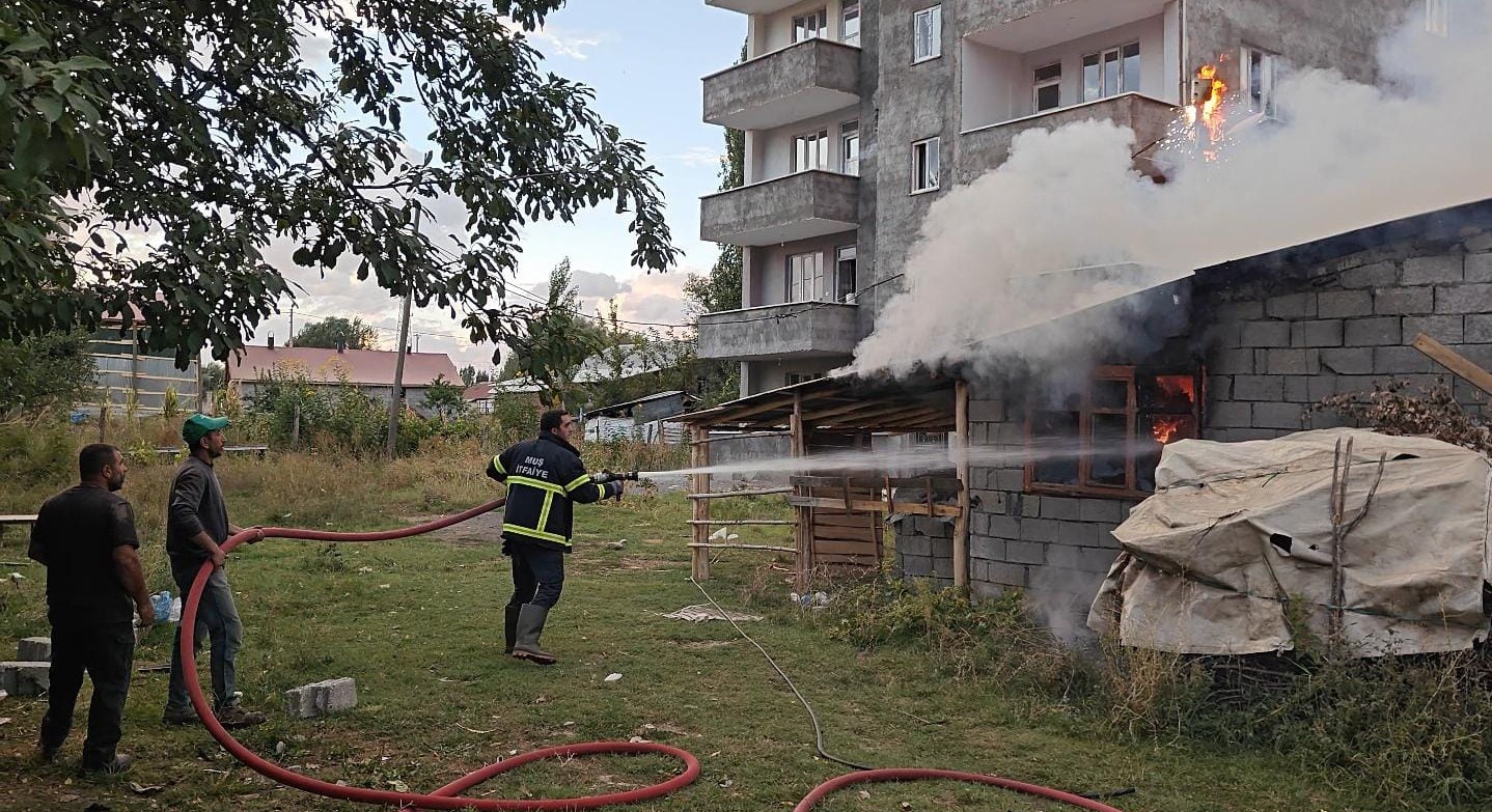 MUŞ’TA ODUNLUKTA KORKUTAN YANGIN