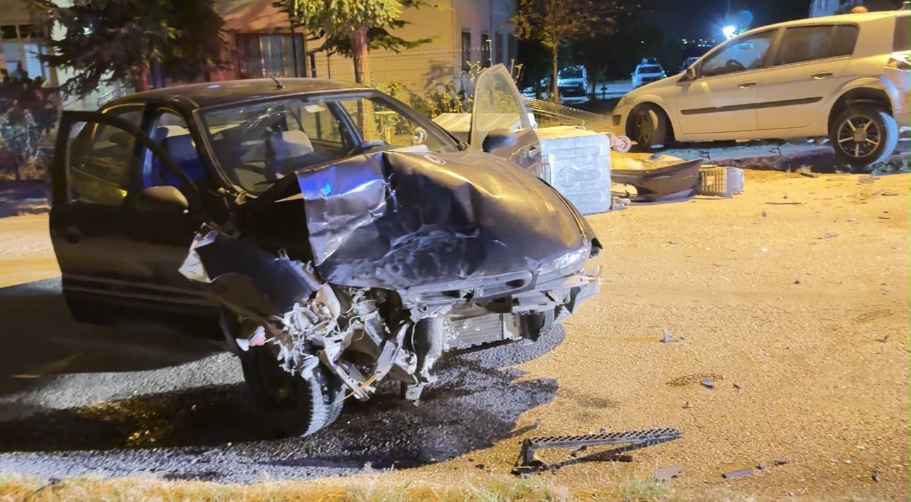EDİRNE’DE OTOMOBİL PARK HALİNDEKİ ARACA VE ÇÖP KONTEYNERLERİNE ÇARPTI