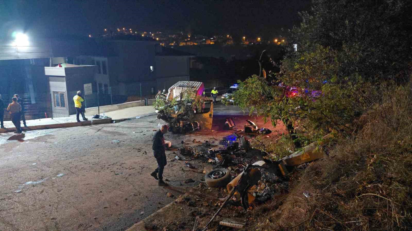 KARABÜK’TE İŞÇİ SERVİSİ ELEKTRİK DİREĞİNE ÇARPTI: 6 YARALI