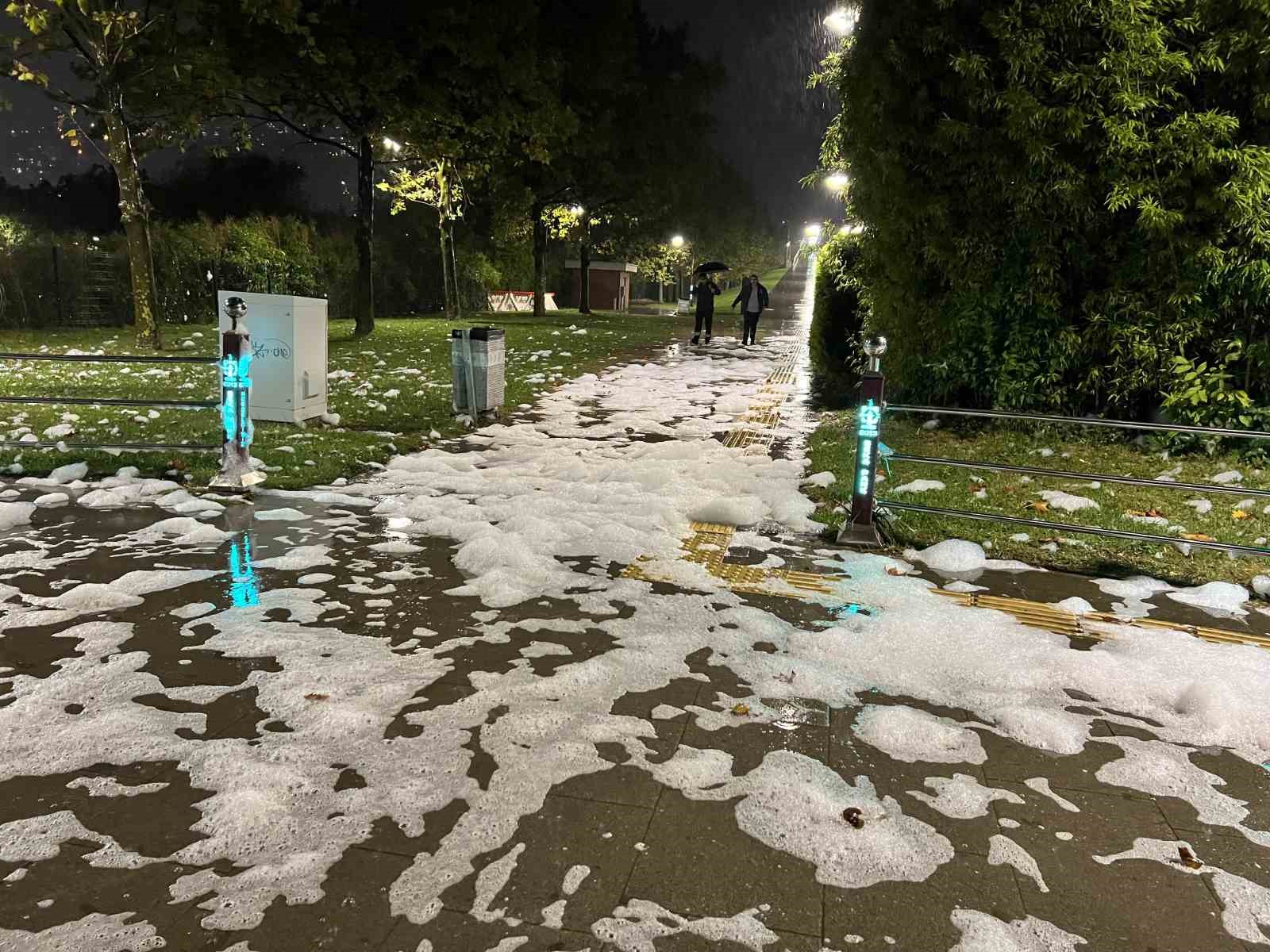 İZMİT’TE SAHİLDE GÖRÜLEN KÖPÜKTE TEHLİKELİ BULGUYA RASTLANMADI