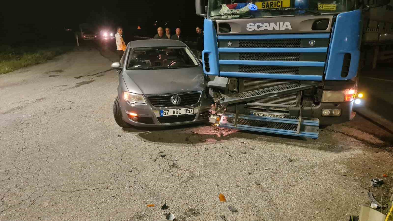 ZONGULDAK’TA TIR İLE OTOMOBİL ÇARPIŞTI