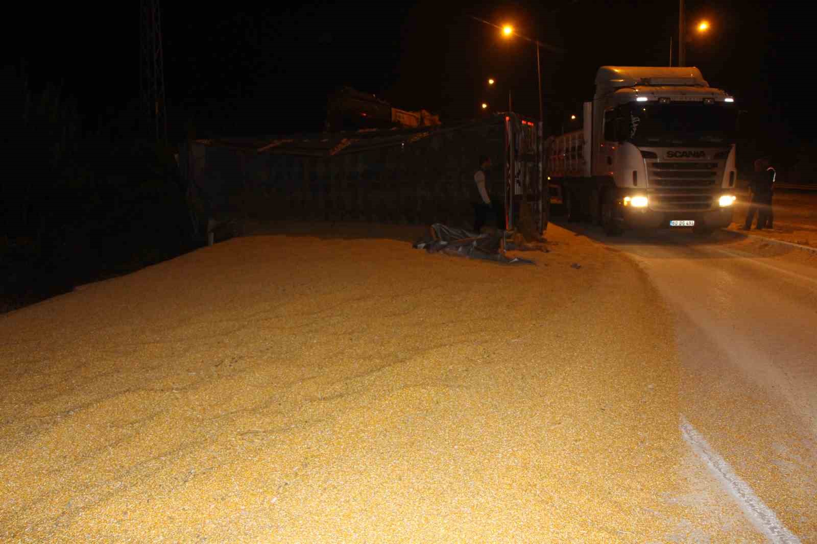 SU ŞİŞESİ KAZAYA NEDEN OLDU: TIR DEVRİLDİ, 25 TON MISIR YOLA SAÇILDI