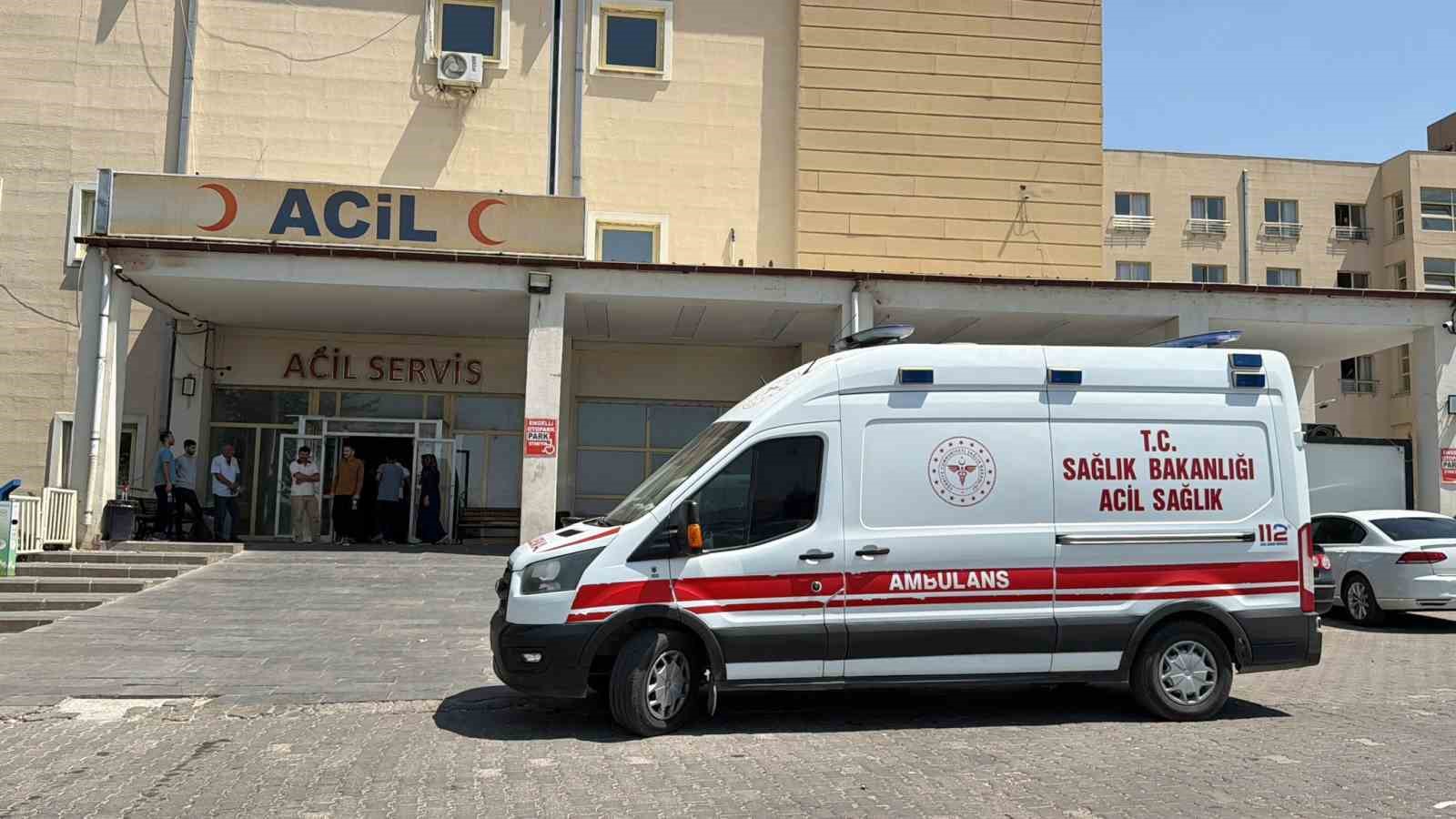SİVEREK-ÇERMİK YOLUNDA OTOMOBİL YOLDAN ÇIKTI: 3 YARALI