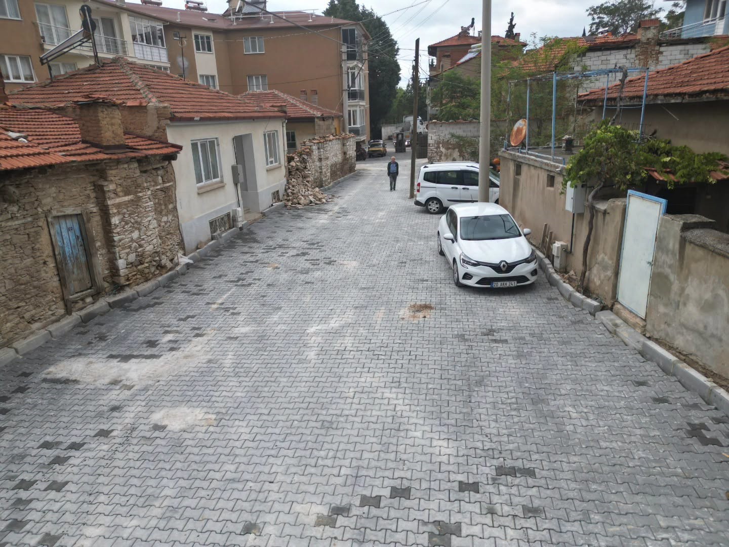 TAVAS’TA ORTA MAHALLESİ’NİN ALTYAPI VE YOLLARI YENİLENDİ