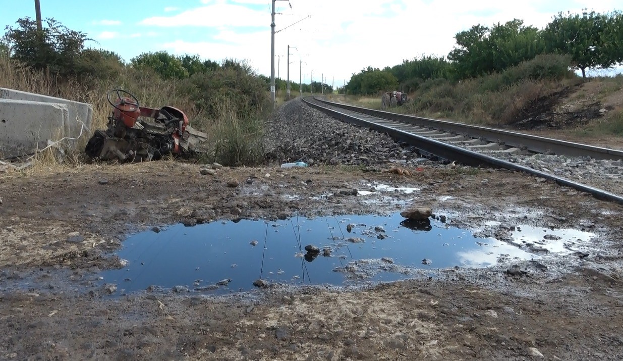 MALATYA’DA YÜK TRENİ TRAKTÖRE ÇARPTI: İKİYE BÖLÜNEN TRAKTÖRÜN SÜRÜCÜSÜ YARALANDI