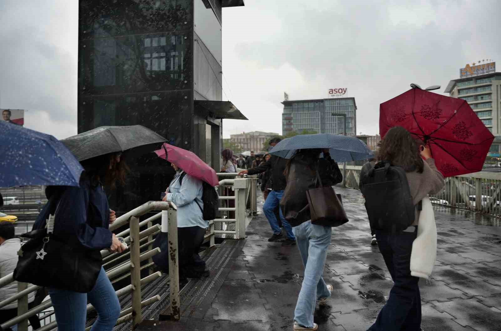 İSTANBUL’DA SAĞANAK YAĞIŞ ETKİLİ OLUYOR