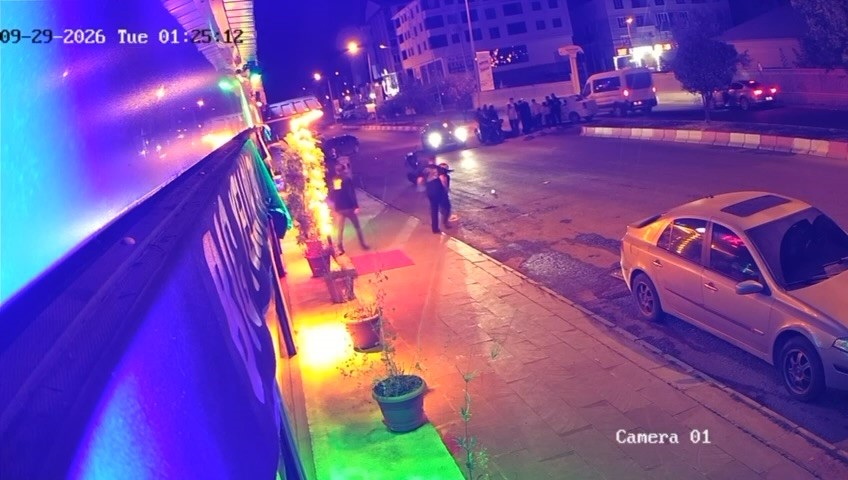 AĞRI’DA OTOMOBİL İLE İKİ MOTOSİKLET ÇARPIŞTI, 2 KİŞİ YARALANDI