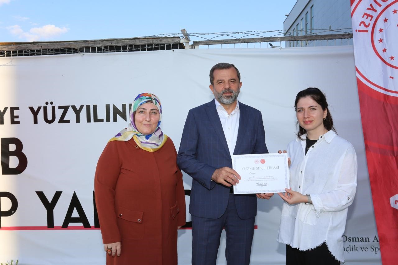 YÜZLERCE GÜRSULU KADIN ÜCRETSİZ YÜZME ÖĞRENDİ