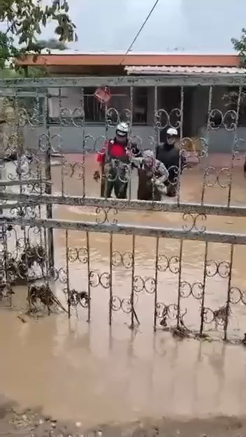 TAŞKINDA MAHSUR KALANLAR BÖYLE KURTARILDI