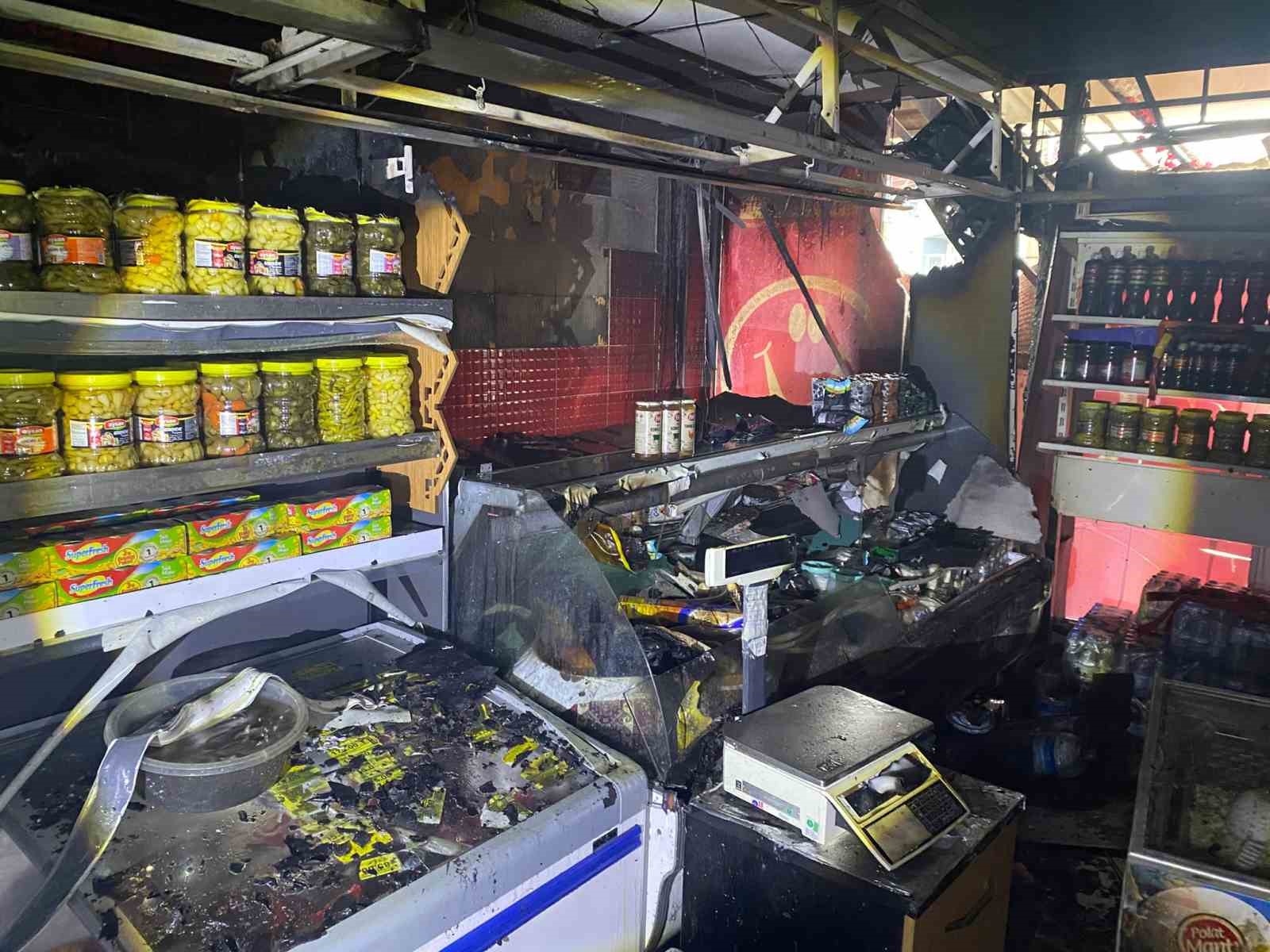 MARKETTE YANGIN ÇIKTI, ÜRÜNLER ZARAR GÖRDÜ