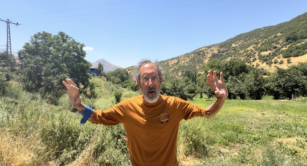 ABD’Lİ TURİST HAKKARİ’YE HAYRAN KALDI
