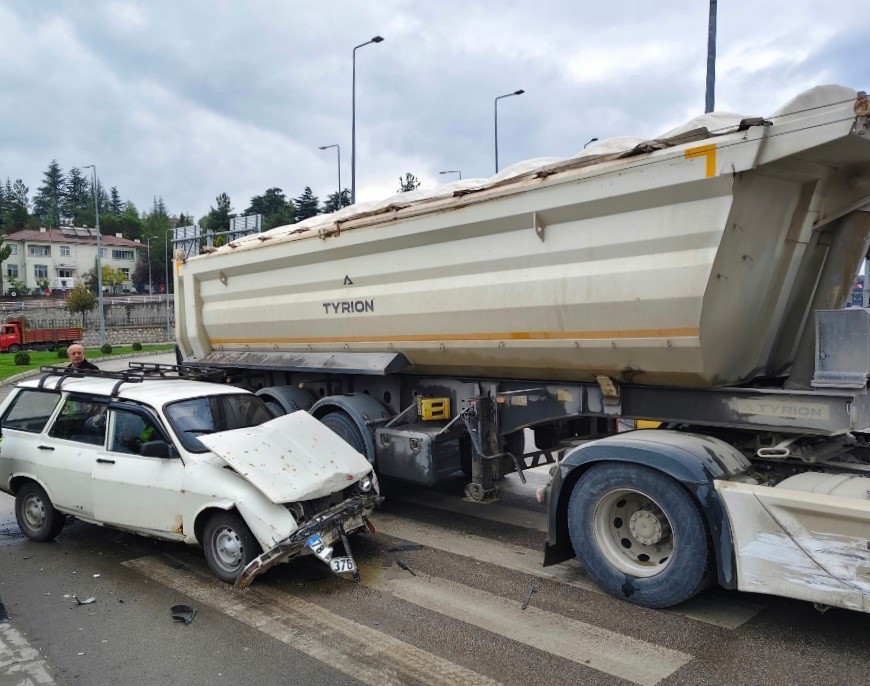KARABÜK’TE KIRMIZI IŞIK İHLALİ KAZAYA NEDEN OLDU: 2 YARALI
