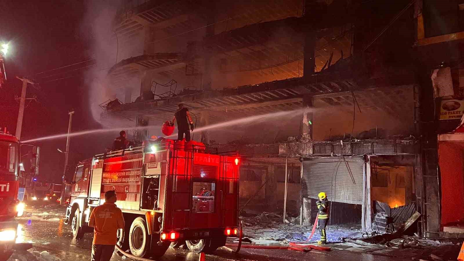 MERSİN’DEKİ MOBİLYA MAĞAZASI YANGINI SÖNDÜRÜLDÜ