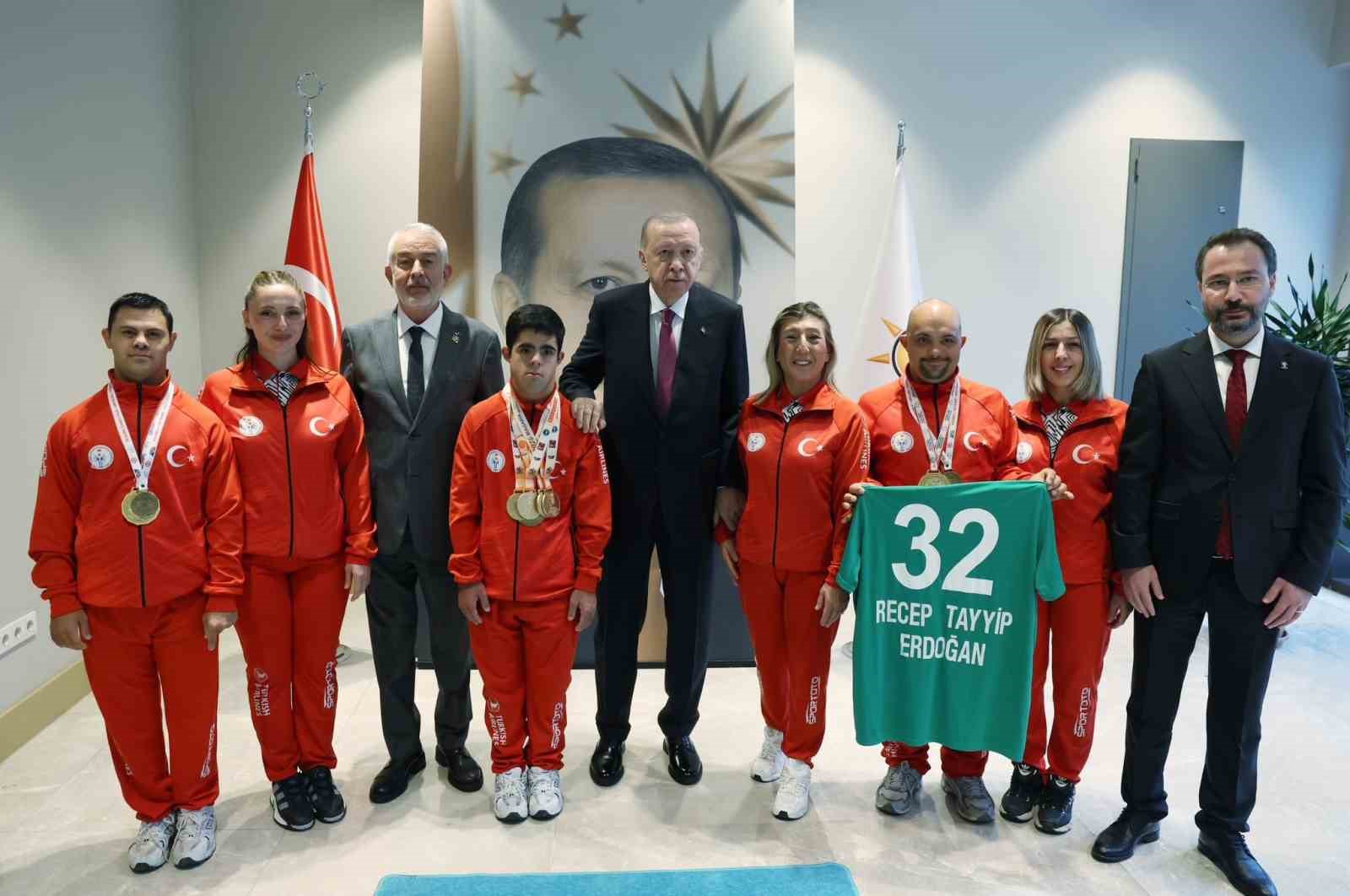 CUMHURBAŞKANI ERDOĞAN, TÜRKİYE ÖZEL SPORCULAR SPOR FEDERASYONU TEMSİLCİLERİYLE BİR ARAYA GELDİ