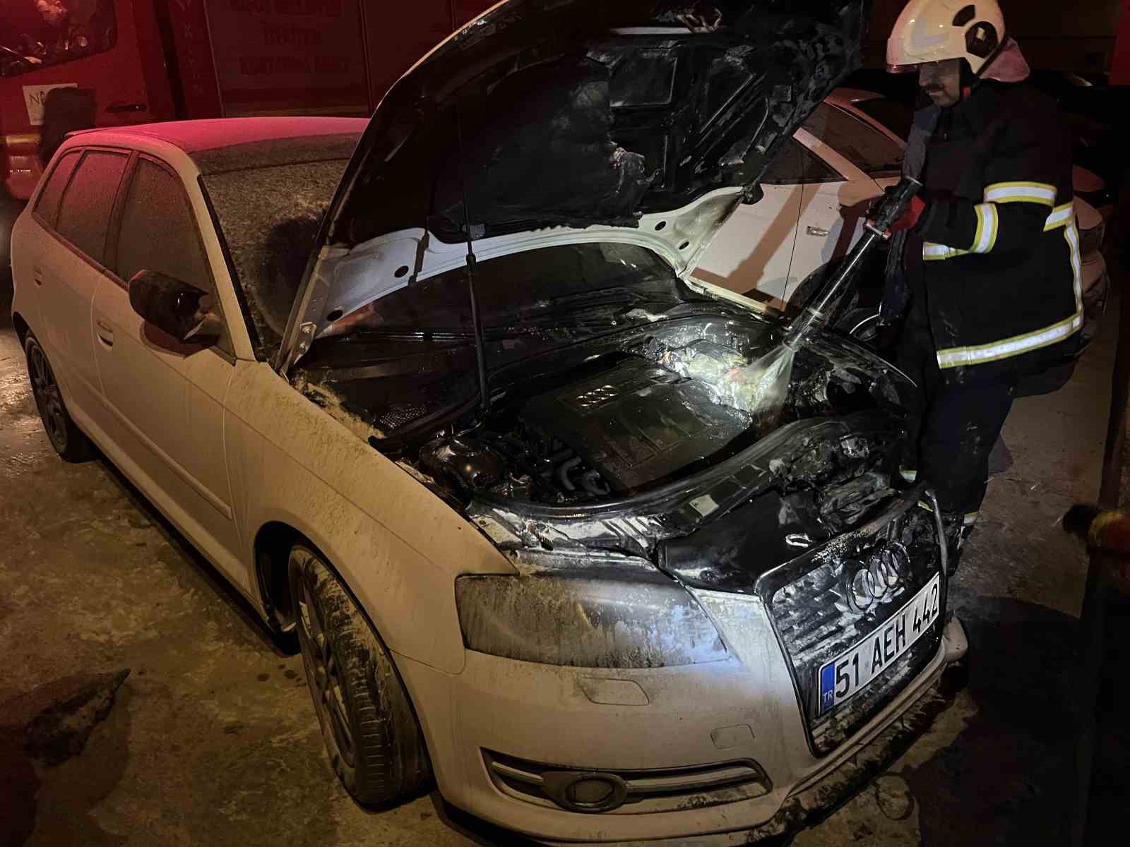 NİĞDE’DE PARK HALİNDEKİ OTOMOBİL YANDI