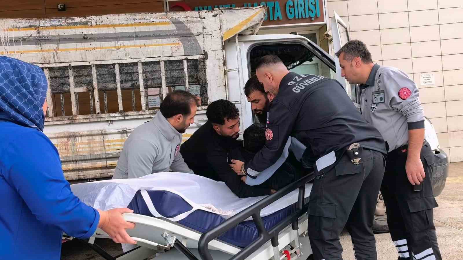 KAMYONETTEN DÜŞEN GENÇ YARALANDI
