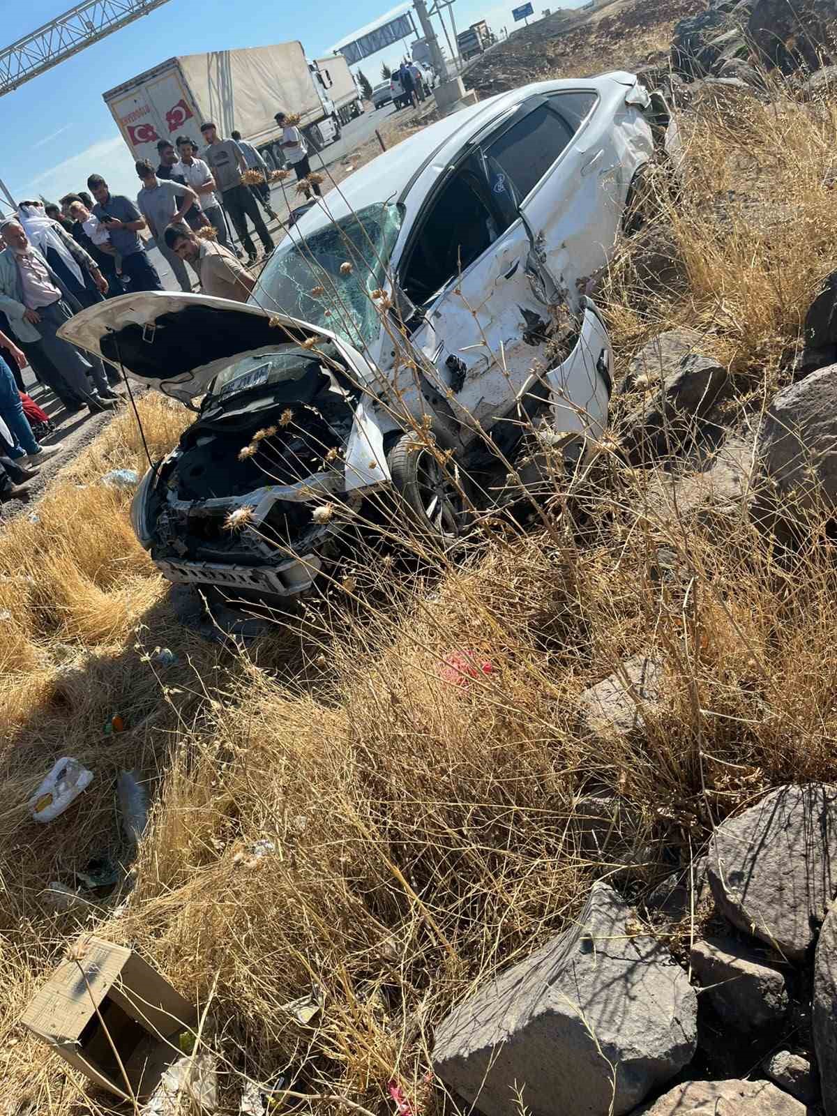 DİYARBAKIR’DA TIR İLE OTOMOBİL ÇARPIŞTI: 7 YARALI
