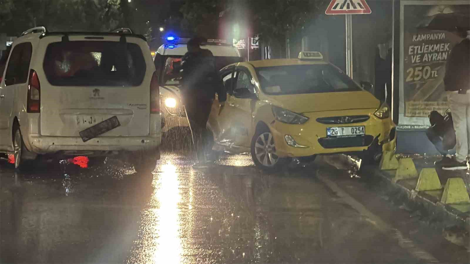 ESKİŞEHİR’DE TAKSİ İLE PANELVAN ÇARPIŞTI: 3 YARALI