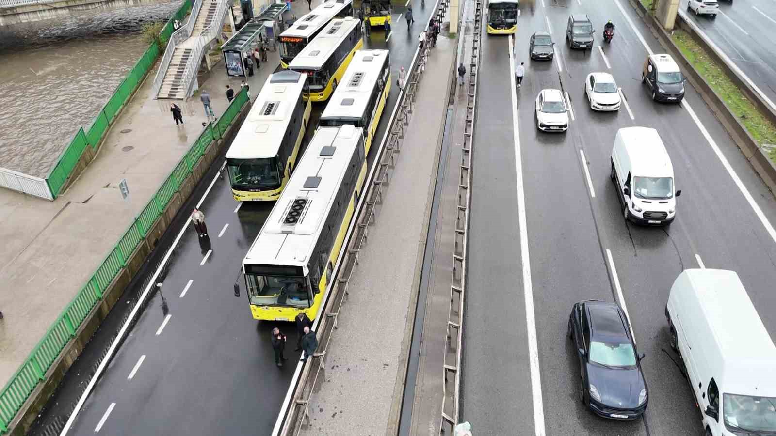 İETT OTOBÜSÜ ARIZALANDI, KADIKÖY D-100 KARAYOLU’NDA TRAFİK DURMA NOKTASINA GELDİ