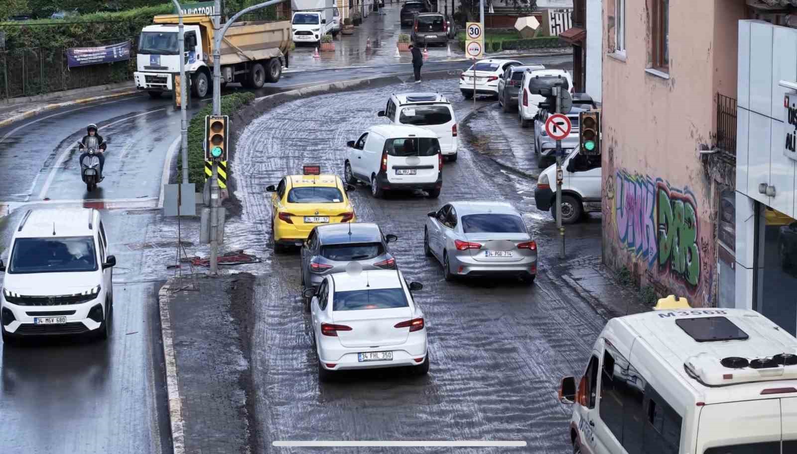 BURASI HİNDİSTAN DEĞİL EYÜPSULTAN: GÜNLERCE SÜREN YOL ÇALIŞMALARI ÇİLEYE DÖNDÜ
