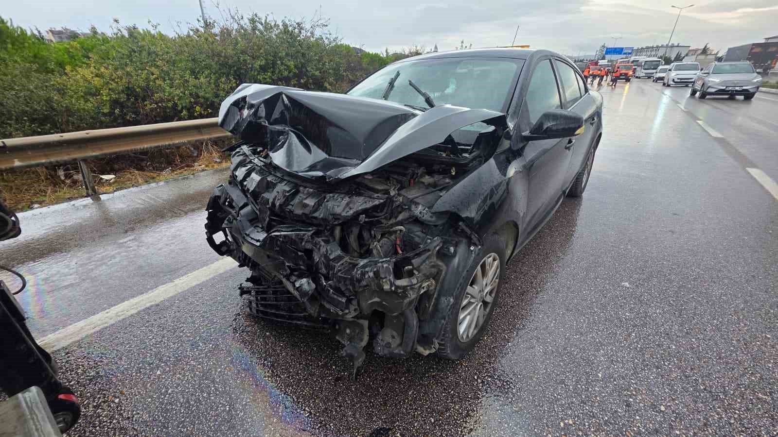 RÜZGAR GÜLÜ GÖVDESİ TAŞIYAN TIRA OTOMOBİL ARKADAN ÇARPTI 4 YARALI