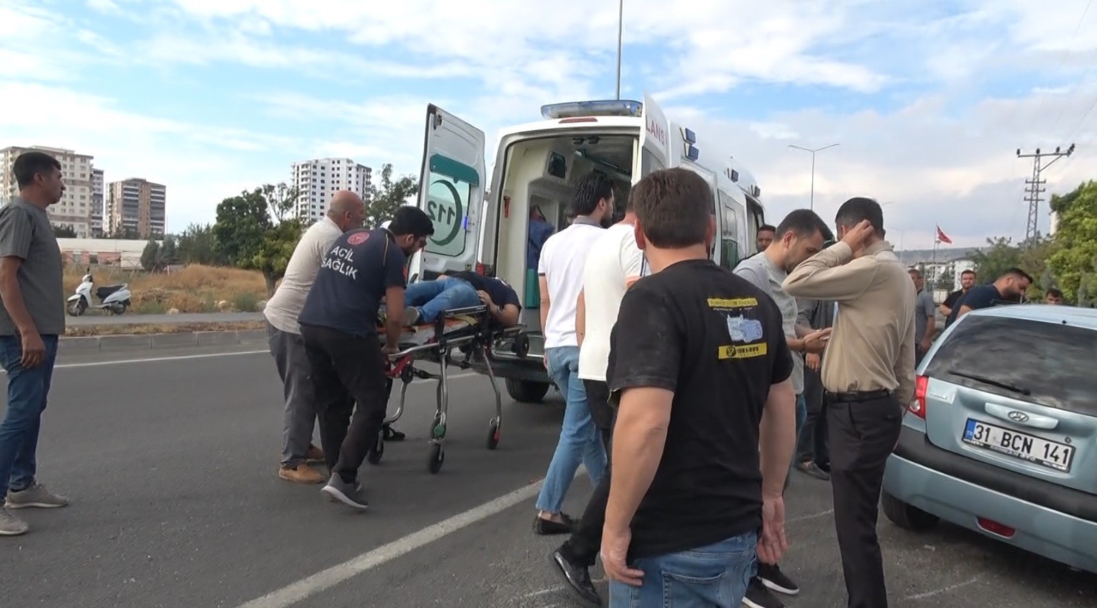 MOTOSİKLET İLE OTOMOBİL ÇARPIŞTI: 1’İ AĞIR 2 YARALI