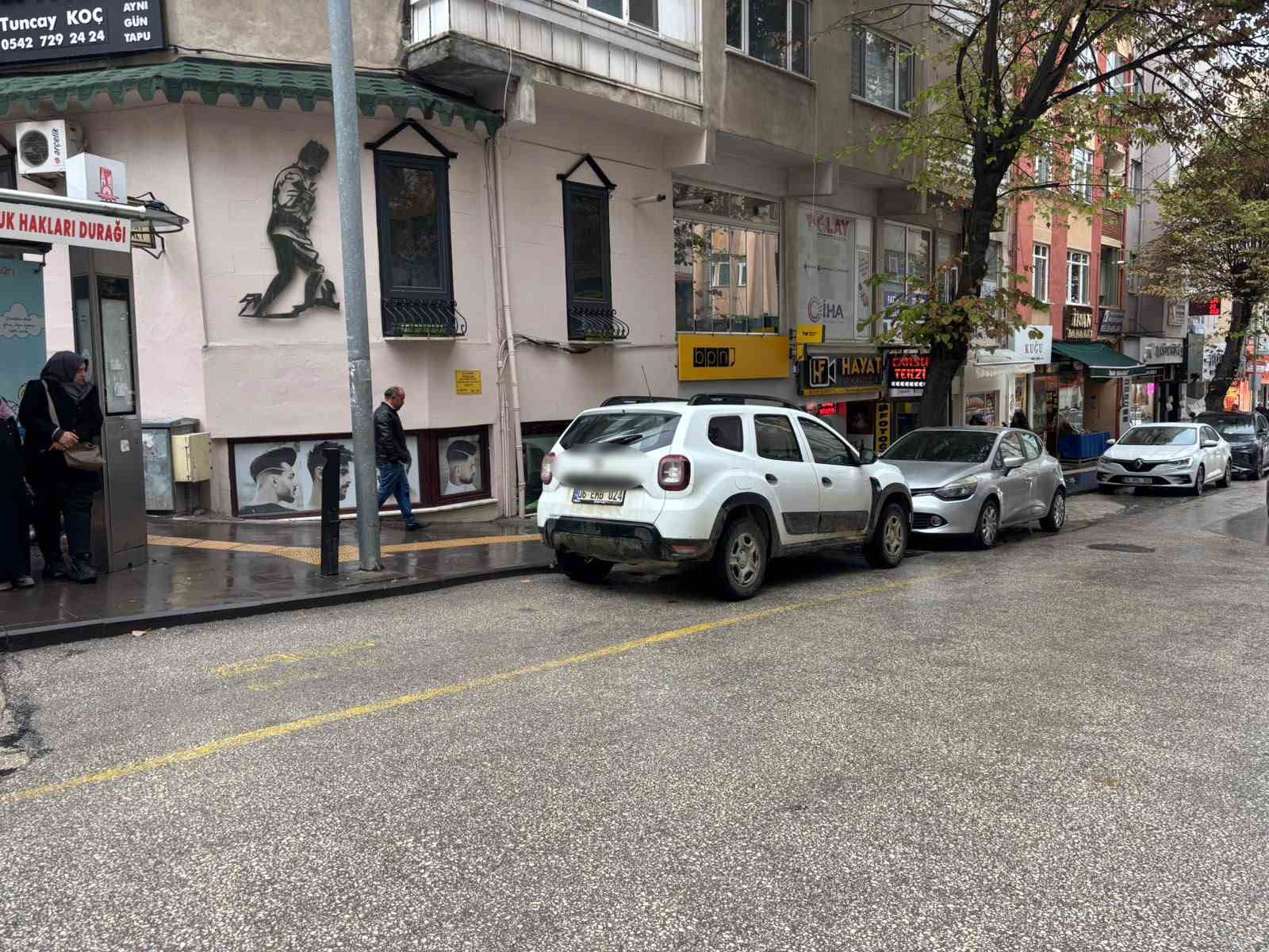 HEM TERS ŞERİTTEN GELDİ HEM DE MİNİBÜS DURAĞINA PARK ETTİ