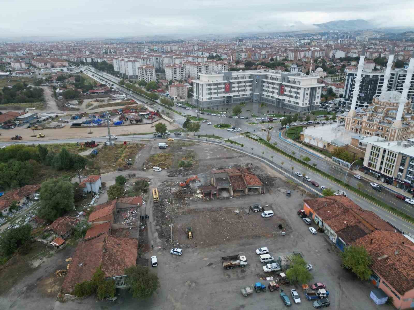 ÇORUM’DA GENÇLERİ BULUŞTURACAK "GENÇ PARK" PROJESİ ÇİN YIKIM ÇALIŞMALARI SÜRÜYOR