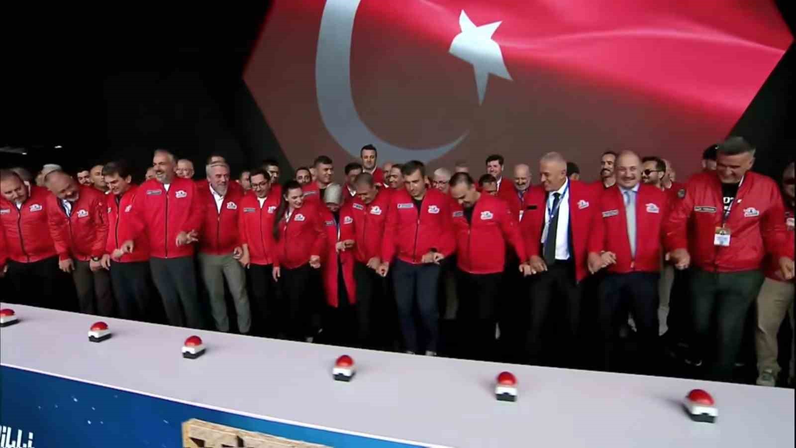 TEKNOFEST AÇILIŞINDA PROTOKOL HALAY ÇEKTİ