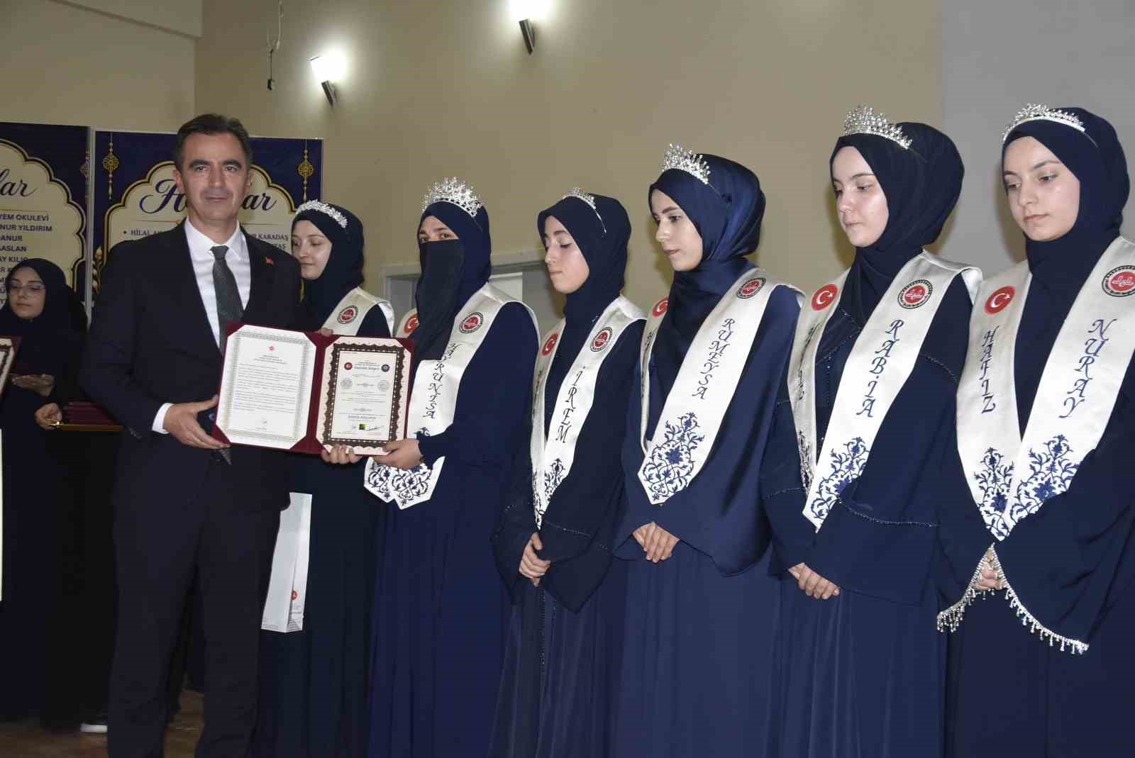 BİTLİS’TE 86 HAFİZE İCAZET ALDI