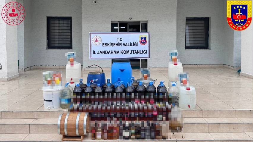 EVİNDE KAÇAK İÇKİ ÜRETMEK İÇİN DAMITMA SİSTEMİ KURAN ŞÜPHELİ YAKALANDI