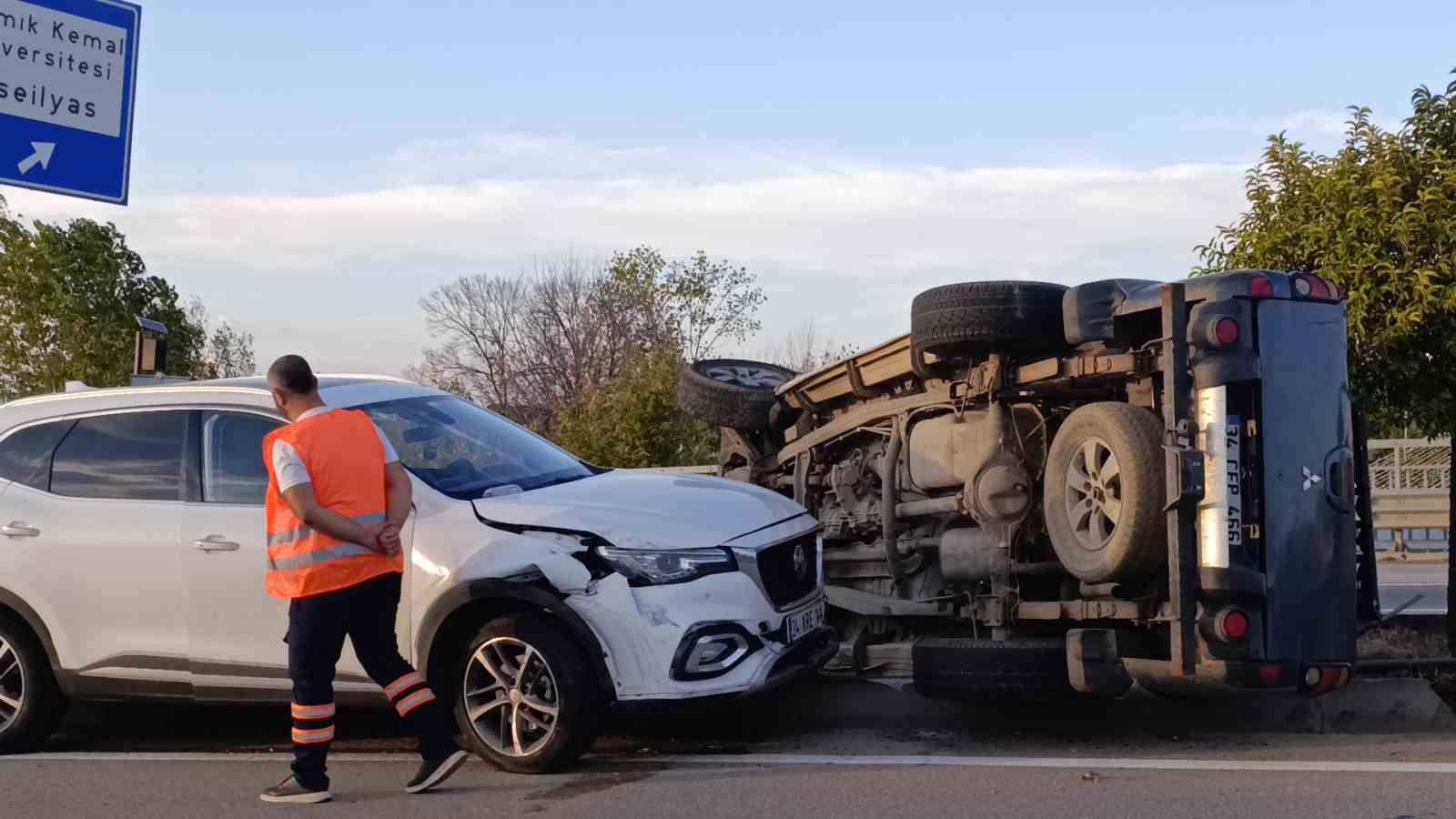 KAÇIRDIĞI ARAÇLA ÖNCE YAYAYA, SONRA 2 ARACA ÇARPAN SÜRÜCÜ YAKALANMAKTAN KURTULAMADI