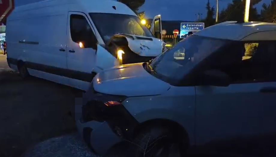 ISPARTA’DA İKİ ARAÇ ÇARPIŞTI: 1 YARALI