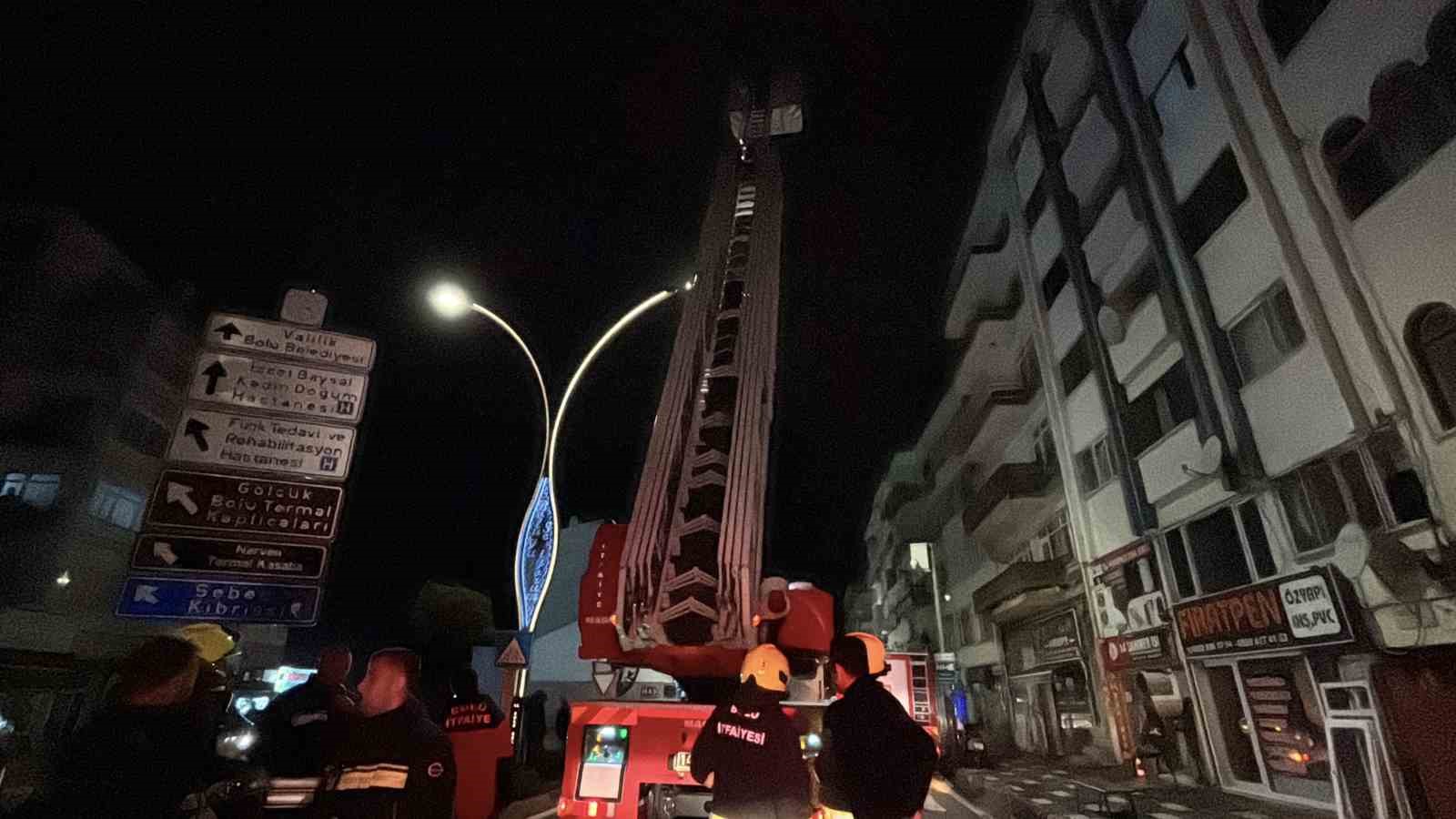 ‘ÇATI YANGINI’ İHBARI EKİPLERİ HAREKETE GEÇİRDİ