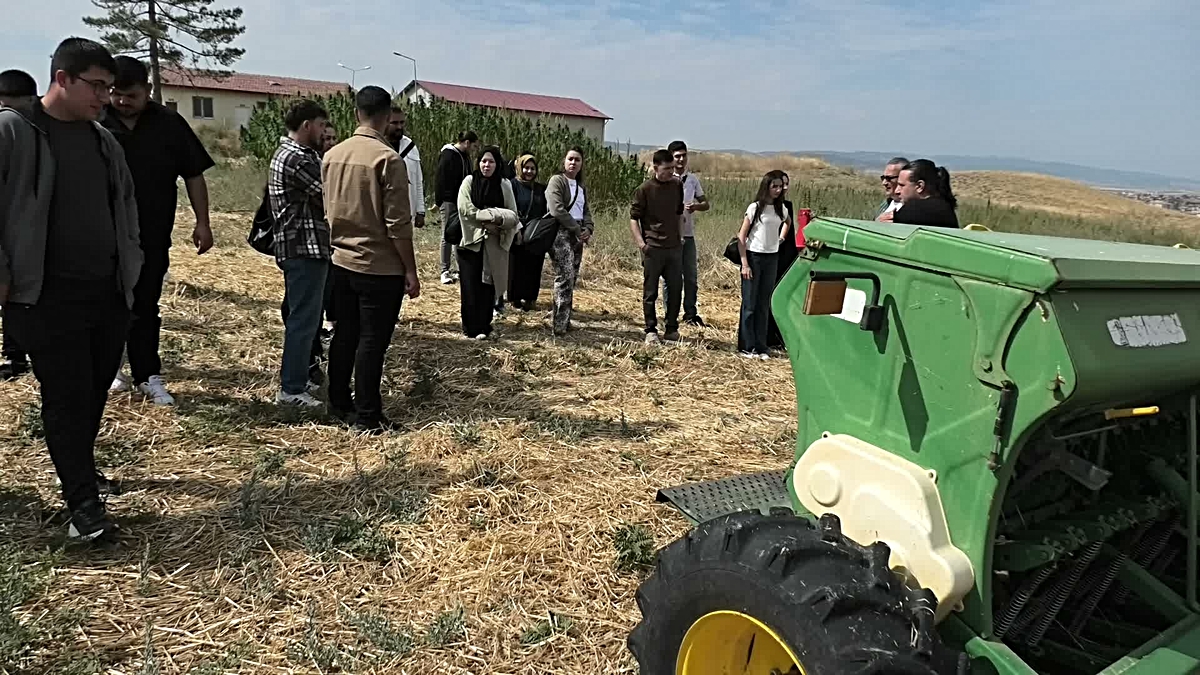 ZİRAAT FAKÜLTESİ ÖĞRENCİLERİNE YERKÖYDE UYGULAMALI TARIM EĞİTİMİ