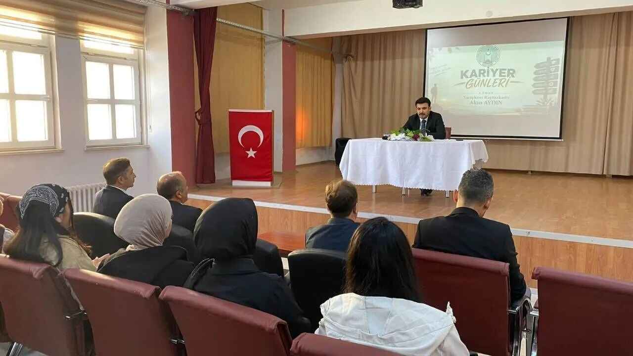 SARAYKENTTE KARİYER GÜNLERİ’NİN İLK KONUĞU KAYMAKAM AYDIN OLDU