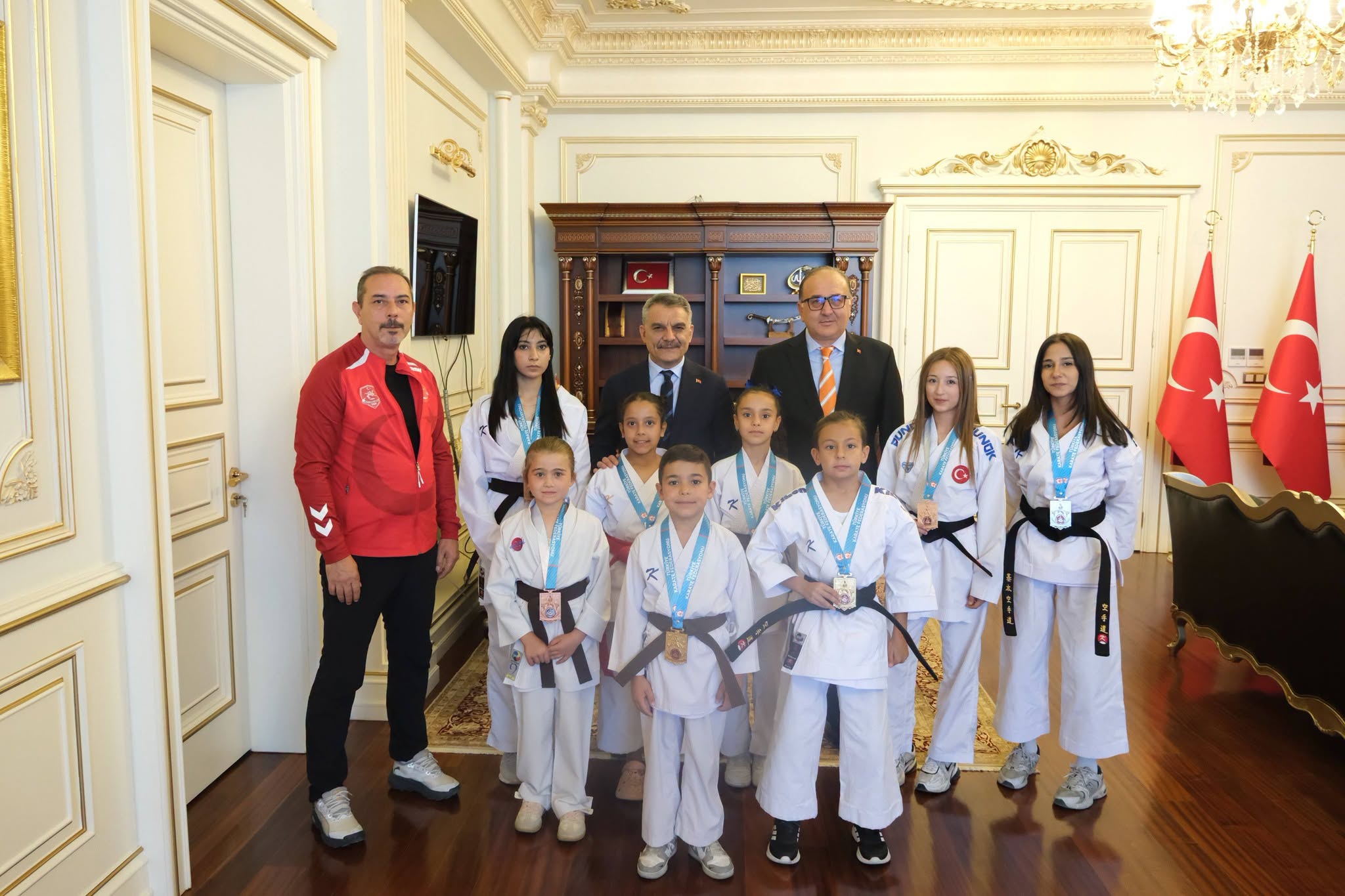 VALİ ÖZKAN BAŞARILI KARATECİLERİ MAKAMINDA AĞIRLADI