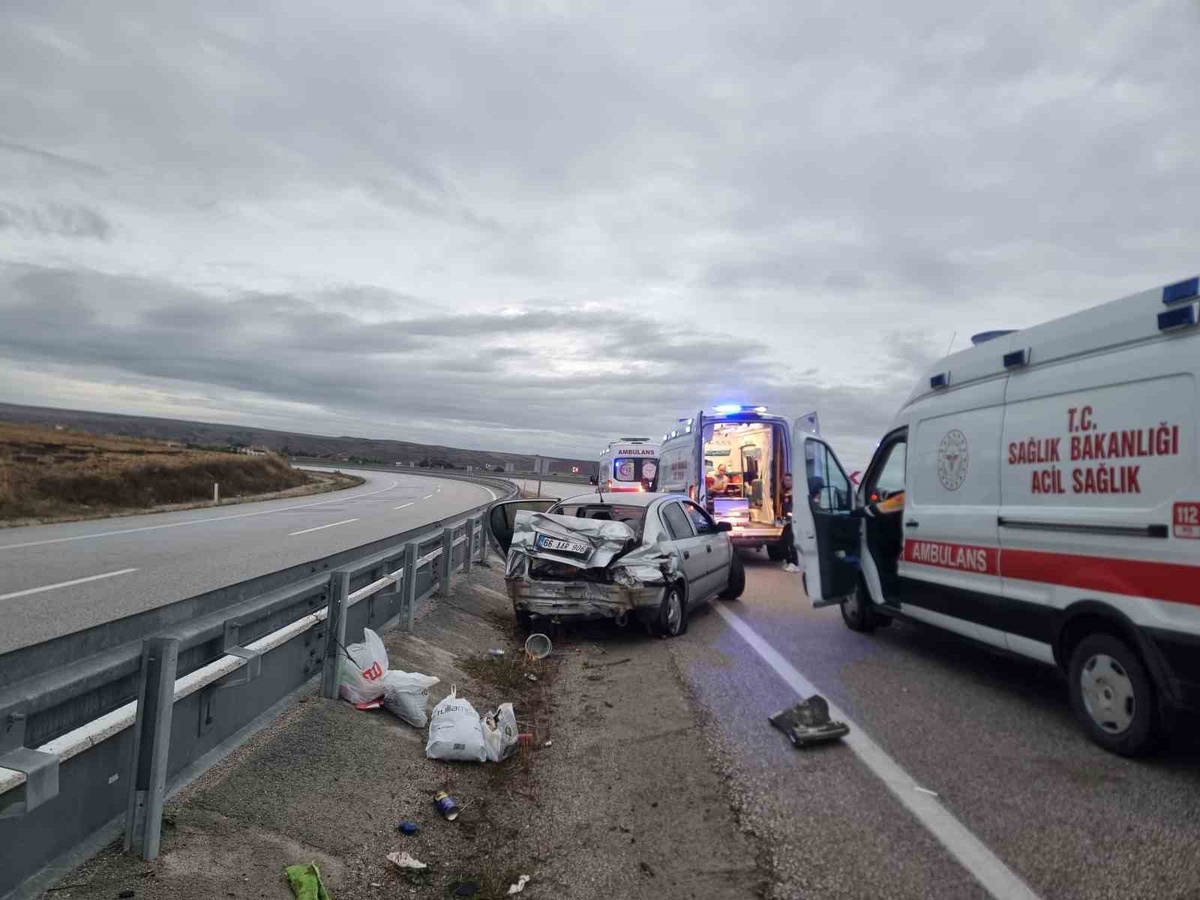 YOZGAT-ALACA YOLUNDA BARİYERLERE ÇARPAN OTOMOBİLDEKİ 5 KİŞİ YARALANDI.