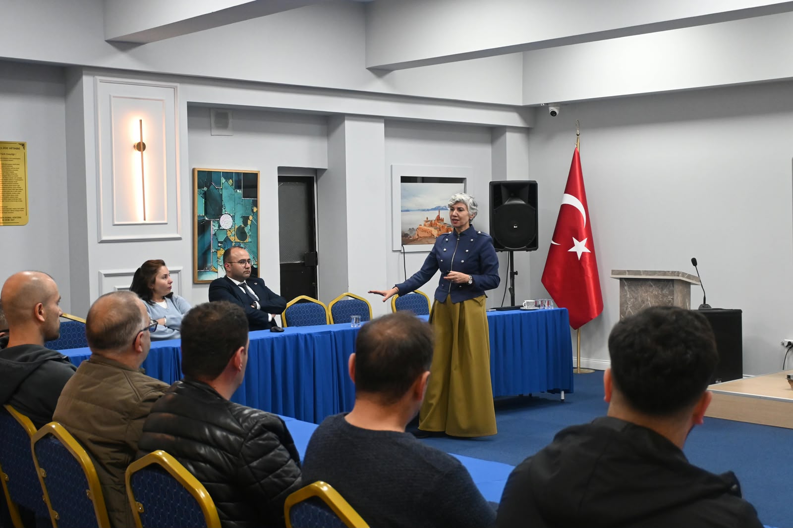 YOBÜ’NÜN POPÜLER DEKANI, HİZMET SEKTÖRÜ TEMSİLCİLERİNE ETKİLİ İLETİŞİMİ ANLATTI