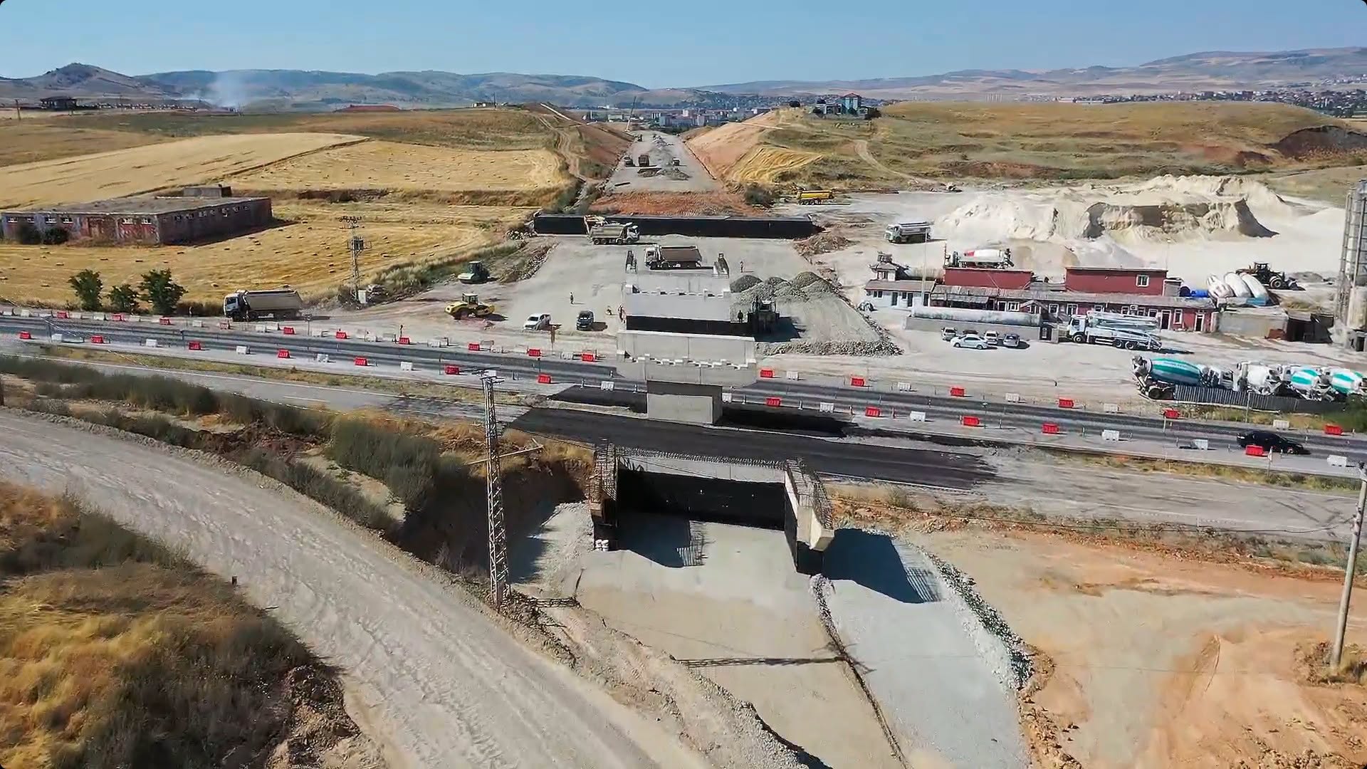 YERKÖY-KAYSERİ HIZLI TREN HATTINDA İNŞAAT ÇALIŞMALARI HIZLA DEVAM EDİYOR