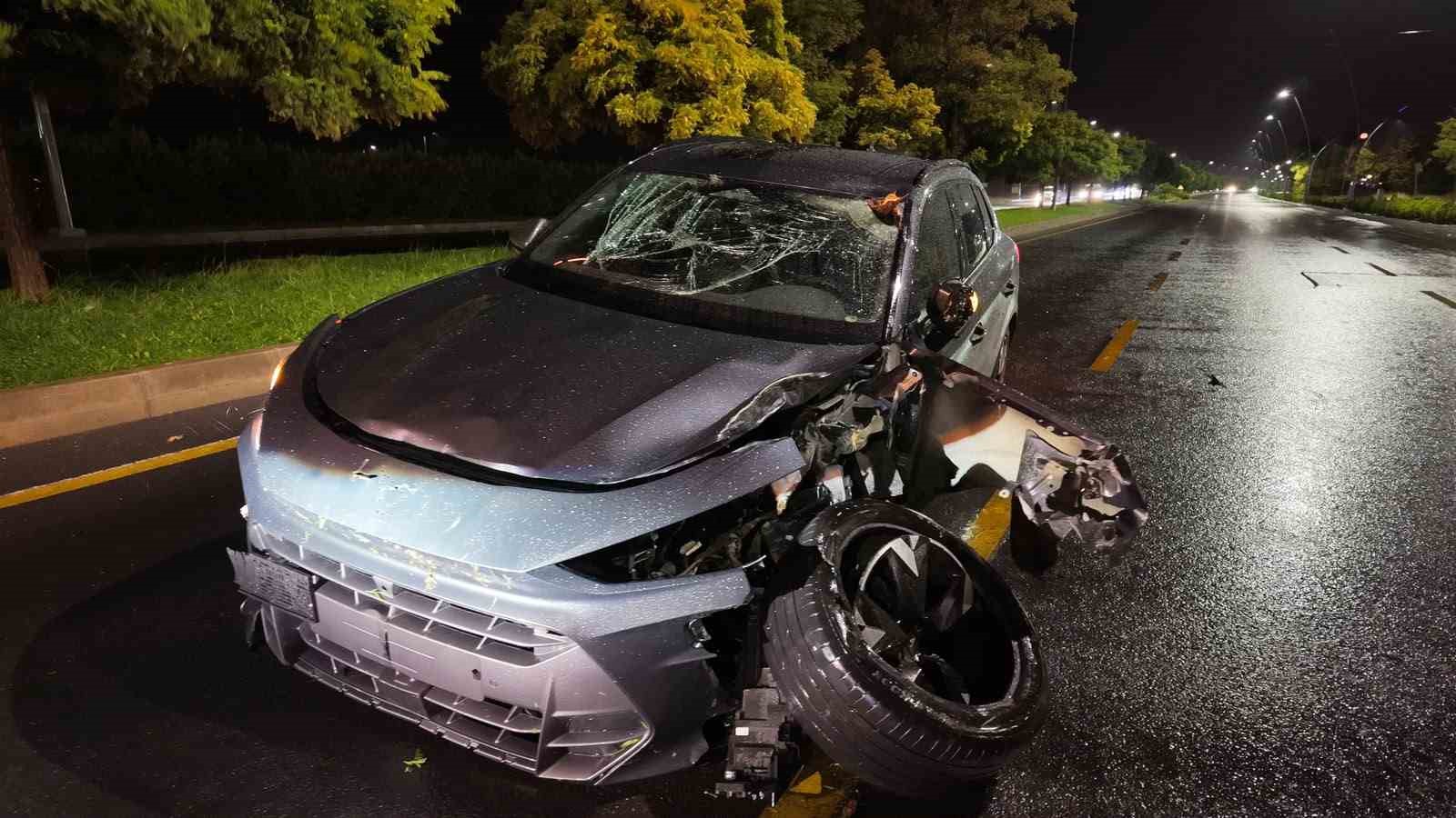 NİĞDE’DE REFÜJE ÇIKARAK, AĞACA ÇARPAN SUV ARAÇ KULLANILAMAZ HALE GELDİ