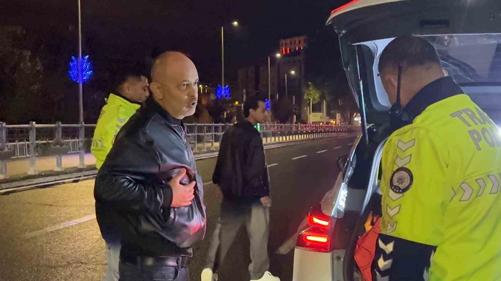 ALKOLLÜ SÜRÜCÜ ‘BURADA ÇEVİRME OLMAZ’ DEDİ, YOLDAN GEÇEN ARAÇLARI DURDURMAYA ÇALIŞTI
