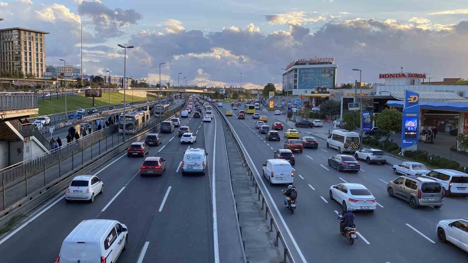İSTANBUL’DA YAĞIŞLARIN BİTMESİYLE TRAFİK NORMAL SEYRİNE DÖNDÜ