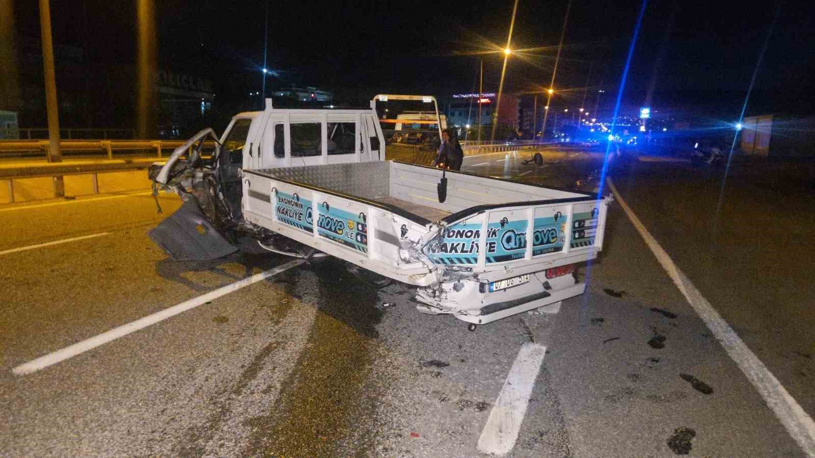 KAMYONETE ÇARPAN OTOMOBİL, 250 METRE SAVRULARAK TAKLA ATTI: 1’İ AĞIR 3 YARALI