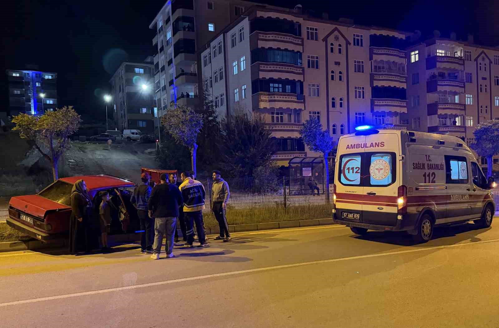 SİNOP’TA OTOMOBİL AĞACA ÇARPTI: 1 YARALI