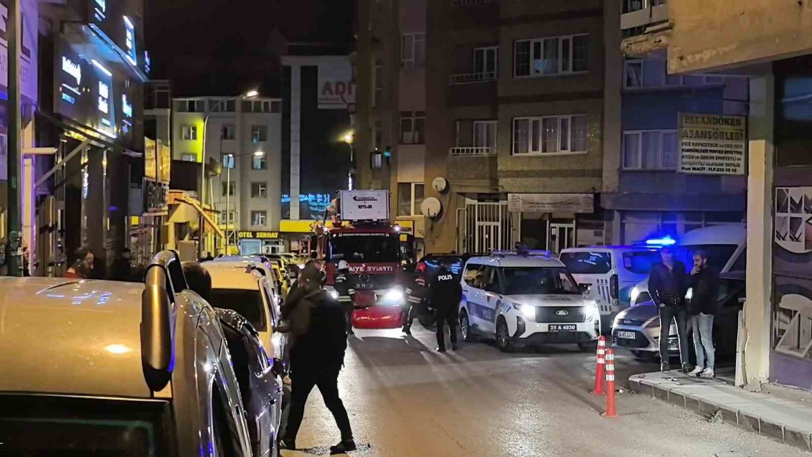 ERZURUM’DA HAREKETLİ GECE: ÇATIYA ÇIKAN FİRARİ ŞAHIS İKNA EDİLEREK GÖZALTINA ALINDI