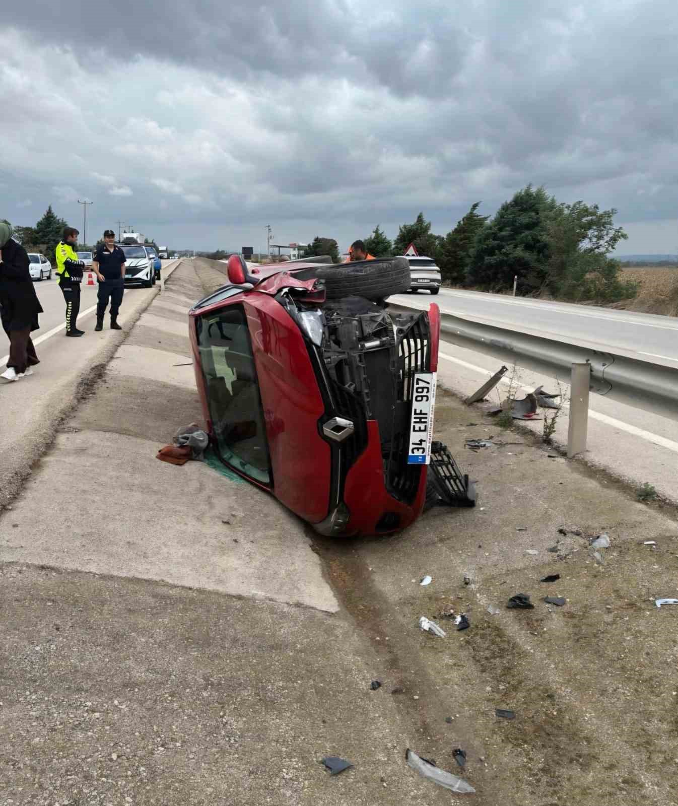 KARACABEY-BANDIRMA YOLUNDA OTOMOBİL KANALA UÇTU: 1 YARALI