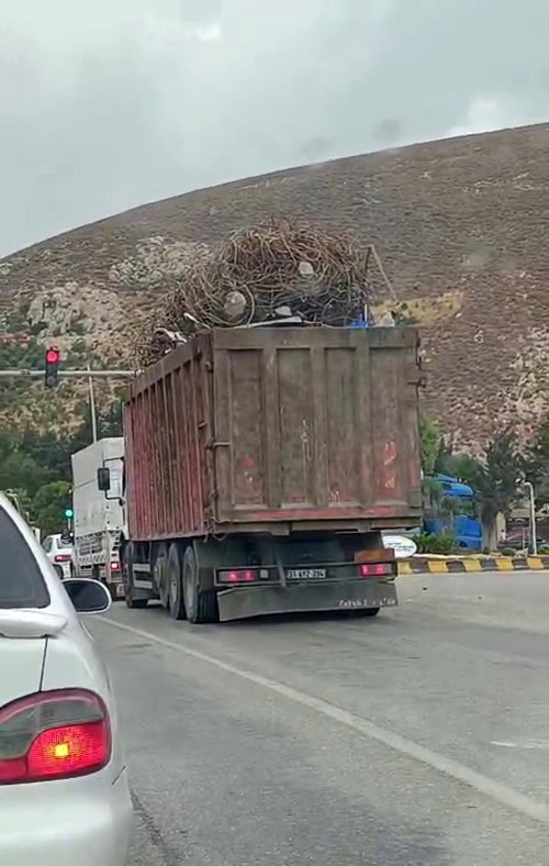 AŞIRI DEMİR YÜKLÜ TIR TRAFİKTE YÜREKLERİ AĞZA GETİRDİ